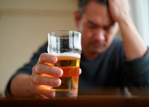 Мужчина Держит стакан алкоголя